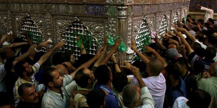 "تقبيل الضريح".. وزارة الاوقاف تعلن أسباب غلق مسجد الحسين 1