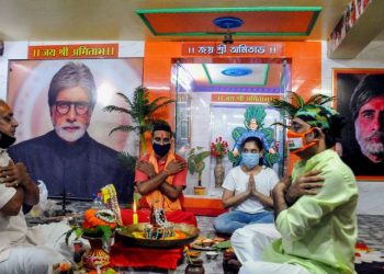 جمهور أميتاب باتشان يتلو الصلوات من اجل شفاء الأسطورة الهندية 2