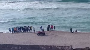 قوات الإنقاذ تواصل البحث عن غرقى شاطىء الصفا بالإسكندرية 3