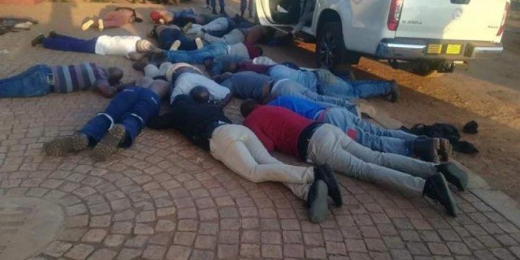 مقتل 5 أشخاص واحتجاز رهائن في كنيسة بجنوب أفريقيا 1