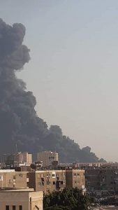 بالصور والفيديو.. حريق هائل فى مدينة السلام وتصاعد الأدخنة فى سماء العاصمة 2