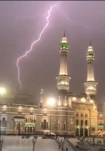 هطول أمطار غزيرة بـ"مكة والمدينة المنورة".. صور وفيديو 2