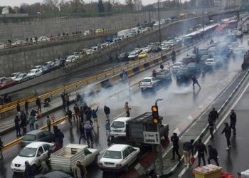 السلطات الإيرانية تحذر المواطنين من الاحتجاجات وتقطع الإنترنت علي بعض المحافظات 1