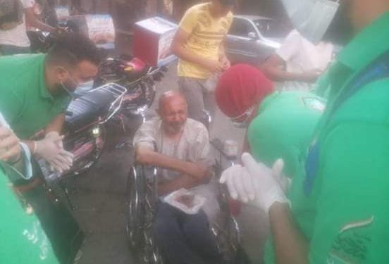 إغاثة مسن بلا مأوى بالقاهرة