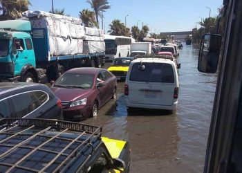 توقف حركة المرور بالعجمى بسبب كسر ماسورة مياه غرب الإسكندرية