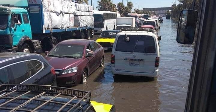 توقف حركة المرور بالعجمى بسبب كسر ماسورة مياه غرب الإسكندرية