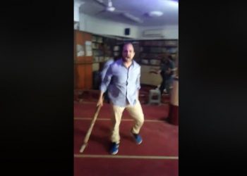 معركة بالأحذية والعصا داخل مسجد بالمعادي.. بتكلم الباشا كده "فيديو" 1