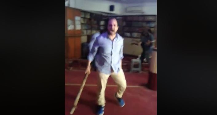 معركة بالأحذية والعصا داخل مسجد بالمعادي.. بتكلم الباشا كده "فيديو" 1