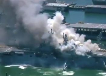انفجار وحريق داخل سفينة "ريتشارد" بالقاعدة البحرية الأمريكية 4
