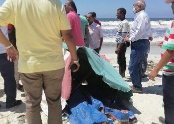 انتشال جثة من ضحايا شاطىء النخيل بالإسكندرية