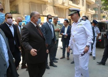 محافظ القاهرة يتفقد العقار المائل بالزمالك