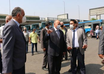 محافظ القاهرة يتفقد موقف المواصلات