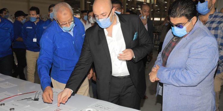 محافظ بني سويف يتفقد مصانع توشيبا العربي