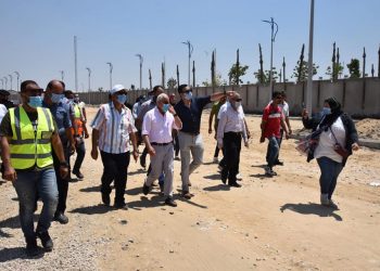 محافظ بورسعيد يتفقد أعمال إنشاء الميناء البري الجديد.. صور