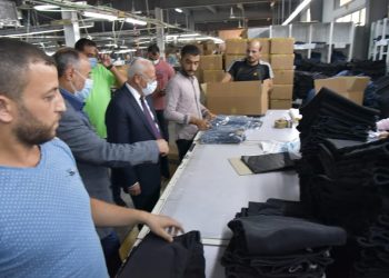محافظ بورسعيد يتفقد مصنع أكاي للملابس الجاهزة