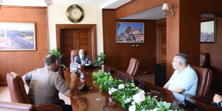 محافظ بورسعيد يناقش إعادة فتح الشوادر لعيد الأضحى 