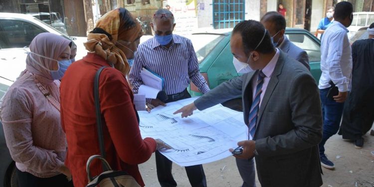 نائب محافظ المنيا يراجع تراخيص البناء بمنطقتي دماريس وحي وسط