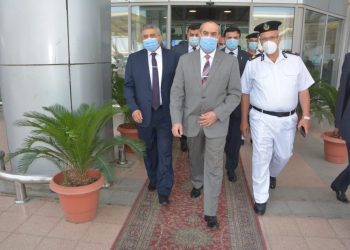 وزير الطيران في جولة تفقدية لمطار القاهرة الدولي