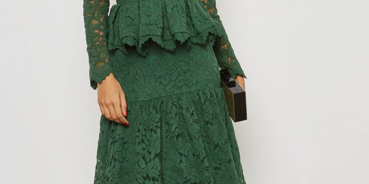فستان الدانتيل الأخضر