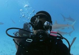 ويل سميث يتغلب على خوفه من الماء ويسبح مع أسماك القرش.. صور 1