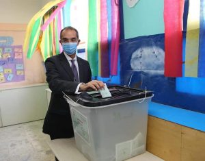 وزير الاتصالات وتكنولوجيا المعلومات يدلي بصوته في انتخابات مجلس الشيوخ 2