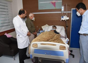 محافظ بورسعيد يزور البطل محمد مهران بمستشفى النصر التخصصى 1