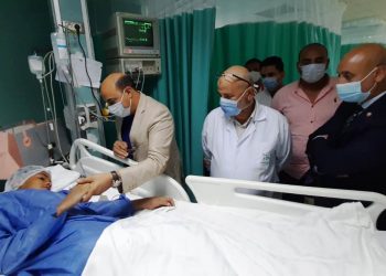  محافظ أسوان يزور طفل العجانة بمستشفى الشيخ زايد  12