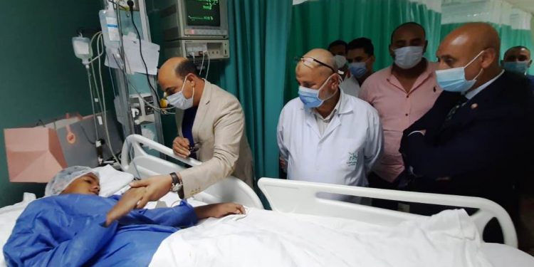  محافظ أسوان يزور طفل العجانة بمستشفى الشيخ زايد  1