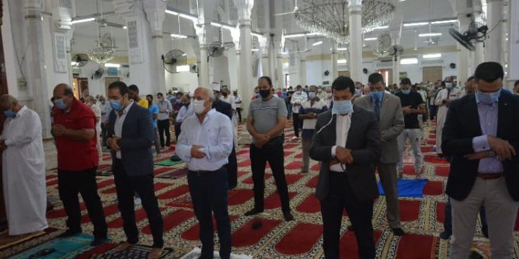  وزير الرياضة ومحافظ بورسعيد يؤديان صلاة الجمعة بمسجد السلام بالمدينة 1