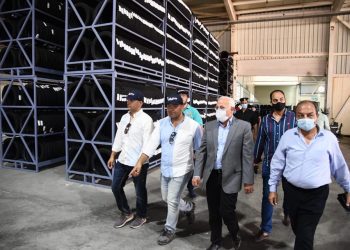 محافظ بورسعيد يزور مصنع بيراميدز لإنتاج إطارات السيارات  13