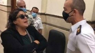 محامي بالنقض : « سيدة المحكمة » مهددة بالحبس عامين لاعتدائها على الضابط.. فيديو 1