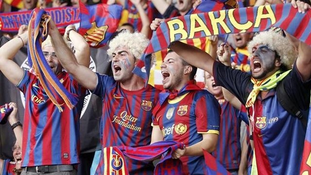 فيديو.. جماهير برشلونة «تسب» اللاعبين بعد الفضيحة امام البايرن 1