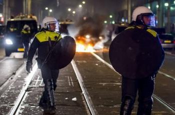 احتجاجات وأعمال شغب في هولندا 3
