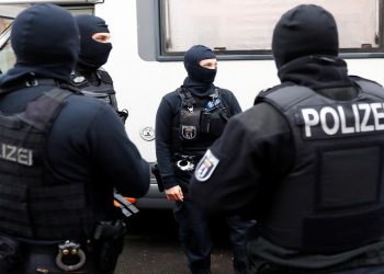 عاجل.. هجوم إرهابي في برلين والشرطة تلاحق المتهمين 8