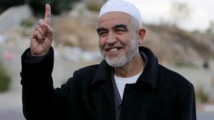 شاهد مئات الفلسطينيين يودعون الشيخ رائد قبل نقله للسجون الإسرائيلية 2
