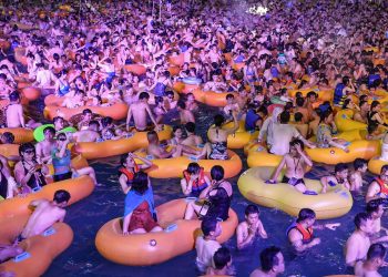آلاف من الصينيين في ووهان يتجمعون للاحتفال بعد تخفيف إجراءات الحظر 10