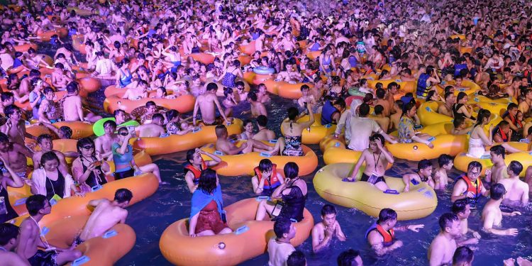 آلاف من الصينيين في ووهان يتجمعون للاحتفال بعد تخفيف إجراءات الحظر 1