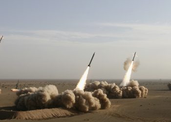 متجاهلة أمريكا.. إيران مستمره في إطلاق صواريخها 1