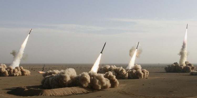 متجاهلة أمريكا.. إيران مستمره في إطلاق صواريخها 1