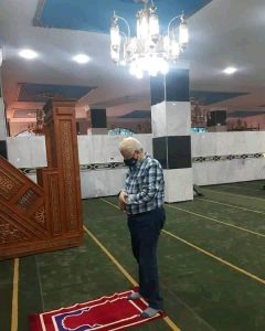 شاهد مرتضى منصور يصلي العصر في افتتاح مسجد «طبيب الغلابة».. (صورة) 2