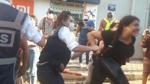 الشرطة التركية تهاجم النساء في أزمير «فيديو» 4