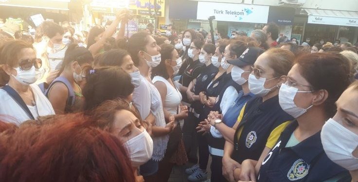 الشرطة التركية تهاجم النساء في أزمير «فيديو» 1