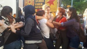 الشرطة التركية تهاجم النساء في أزمير «فيديو» 2