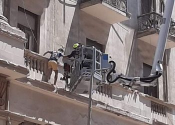 أجهزة الأمن تخلى ٣ عقارات مجاورة العقار قصر النيل المنهار 2
