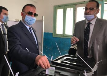محافظ الإسكندرية يدلى بصوته بمدرسة عمر مكرم الابتدائية 5