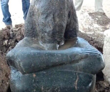 العثور على تمثال فرعوني في أرض زراعية بميت رهينة 1
