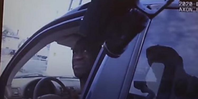 فيديو يكشف تفاصيل جديدة عن لحظة اعتقال جورج فلويد 1