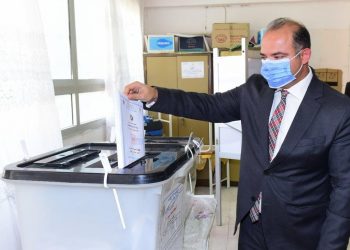 رئيس البورصة المصرية يدلى بصوته في انتخابات الشيوخ 3