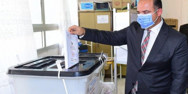 رئيس البورصة المصرية يدلى بصوته في انتخابات الشيوخ 1