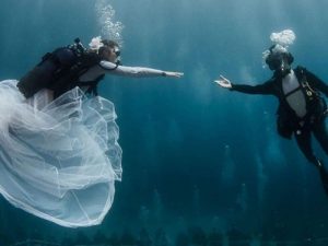 جلسات تصوير وحفلات زفاف بالكامل تحت الماء.."صور" 4